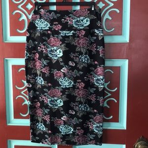 Floral Body Con / Stretchy Midi Skirt . Size Med.